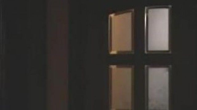 《强奸》【看着老婆被轮奸】老婆被性侵，老公在一旁看着却无能为力夫目前犯 侵入者