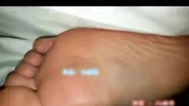 （学生妹）真实中学嫩妹被同学灌醉后宾馆脱光衣物蹂躏