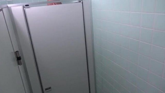 共同便所で一緒になった男に声かけて即ズボするOLたち