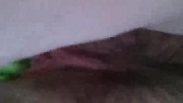 微拍清纯学生妹用黄瓜快速抽插自慰小穴真粉