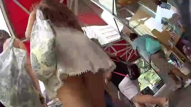 アンスコ隠し撮りシリーズ ノーパンで買い物に行く極上外国人娘の丸くてプリプリなお尻が魅惑的