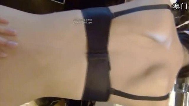 撩妹大神游泳馆勇敢搭讪独自一人游玩的害羞气质小美女约到