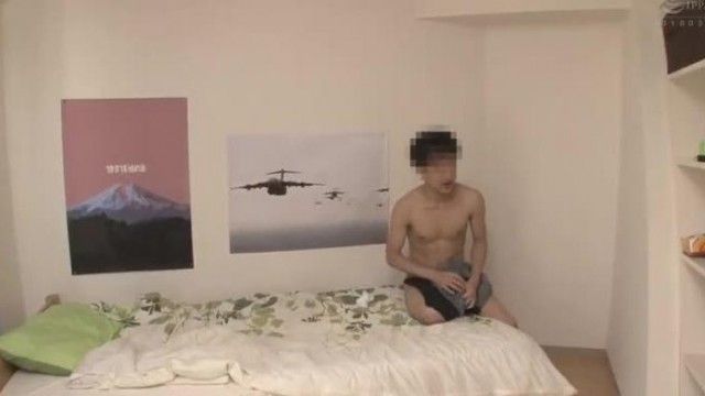 我美麗的鄰居在我門前撒了很多尿！ ？氣氛很尷尬，但她說她沒有鑰匙，所以她只好去我的房間…我暫時借你一套換洗的衣服吧。
