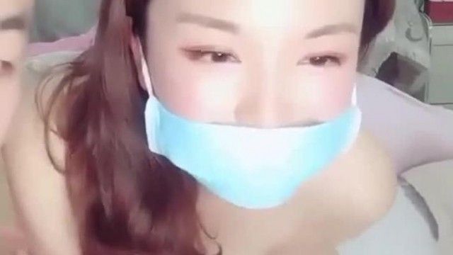흰 피부와 핑크색 보지를 가진 아기 토끼는 속박 소품을 가지고 놀다가 엿먹이고 좆되고 질내사정을 당합니다.