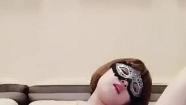 短髮巨乳美女主播獨自在家浴室洗澡直播
