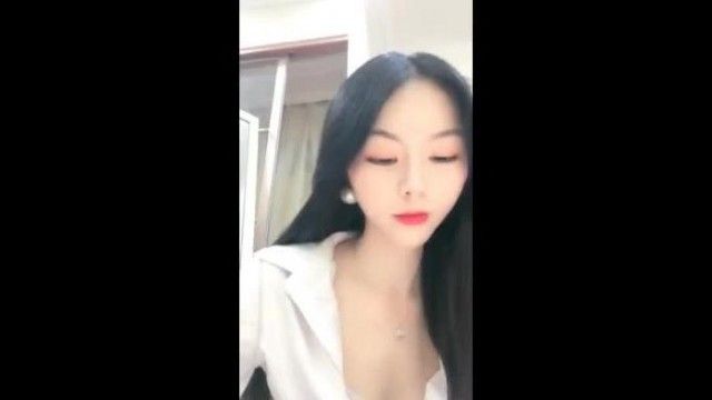 容姿端麗でスレンダーな体型の美女、周熙が小道具を使ってオナニーし、トイレで指を見せびらかしてJJに射精