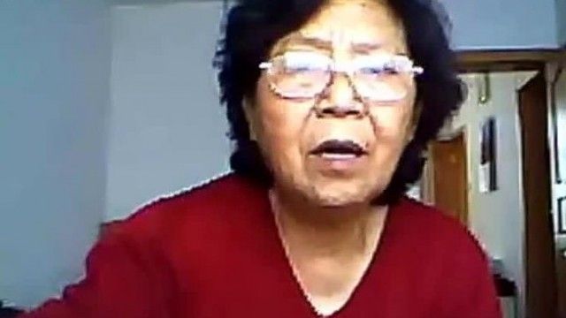 表情严肃眼镜奶奶.wmv