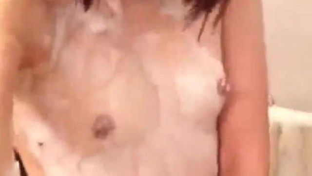 0011-超かわいいロリ少女がシャワーで情熱的にオナニーし、感動の叫び声をあげる