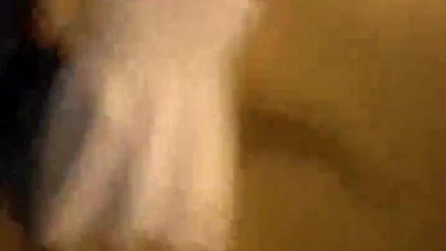 两个妹子深夜路边露出舔奶舔逼.路边石头上椅子上撩起裙子