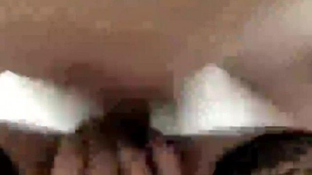 双人啪啪秀口交舔jj乳夹沙发上骑乘