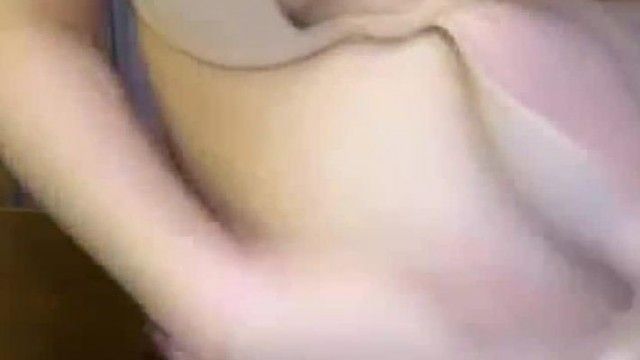 아주 귀엽고 아름다운 어린 소녀와 아름다운 앵커