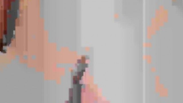 制服を着た魅惑的な、大きくて柔らかいハリのある胸を持つ、非常に見事な容姿の女神の赤ちゃん