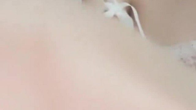 ゆめの美しく気まぐれな妹がライブショーの司会を務め、白いチュールでオナニーする