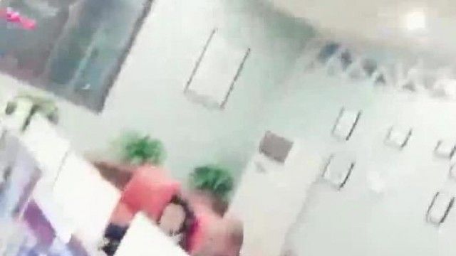 2000년생 미녀는 PC방에서 술을 한 잔 마시고 테이크아웃을 하던 엘레미와 인연을 맺었다.