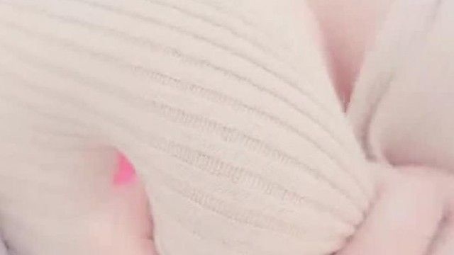 完璧なボディと美乳のネットセレブの私物玩具、バスの後部座席で大胆に黒ストッキング。