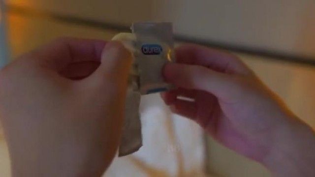 若いモデルのシャオ・ホイさんが死体で発見され、ストッキングを破かれてバーでセックスする大規模なビデオ