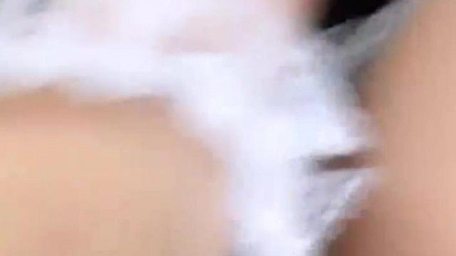 逼毛浓厚的小少妇直播，女仆装情趣大奶肥臀很有肉感
