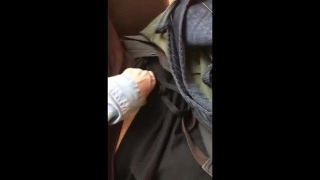 クラスメイトが放課後ショッピングモールでザーメンを飲み込む - 素人公開フェラ
