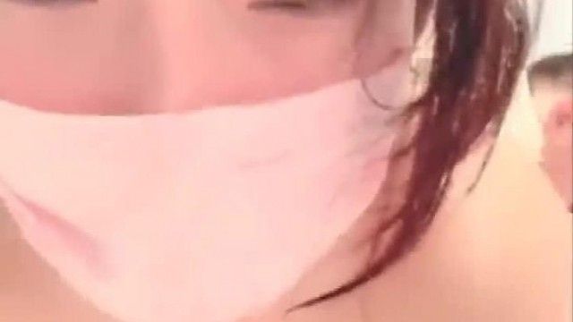 Crazy junior girl Hanyue plays a real live broadcast. No one at home seduces her cousin and goes to the bathroom to have sex.