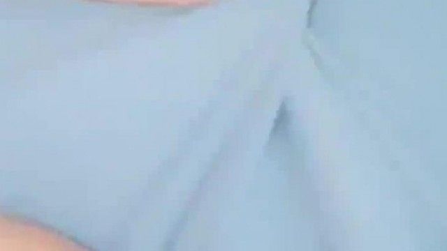 非常年轻的小嫩妹露脸被男友肆意玩弄，露脸口交被扩阴器玩