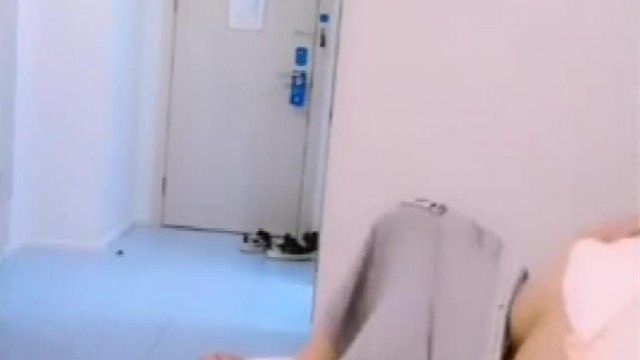 戲精主播劉婷假裝不會用搖控器~誘騙酒店服務人員~