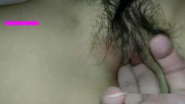 高颜值性感白领美女下班和公司2男同事吃夜宵时喝多被带
