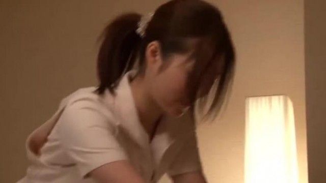 ビジネスホテルでマッサージを受けたら予想外に可愛い施術師が来て勃起して手を出した俺