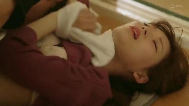 一段生動的影片記錄了在她離開的幾天裡，他繼續瘋狂地操她妹妹。 紬明里