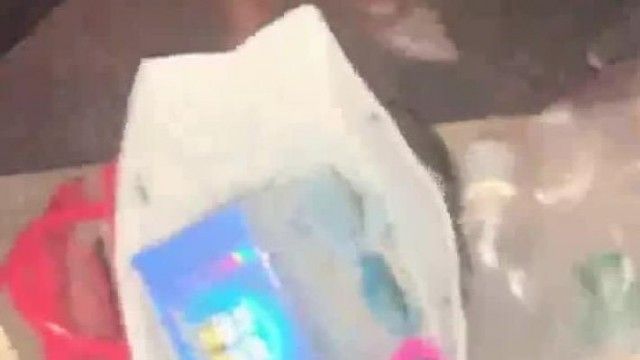 丸くて大きな胸を持つ屋外アンカー「チャン先生」が若い男と結びつき、バイアグラを服用して野外で一緒にセックスする