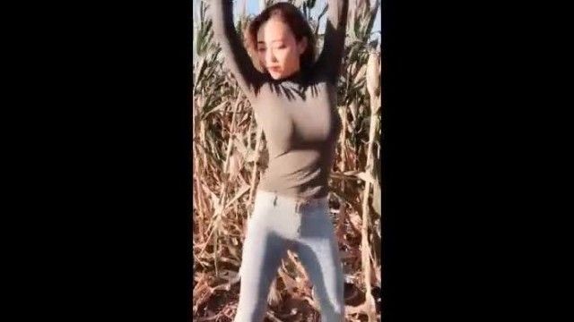 Douyin 복지 가슴 흔들리는 짧은 영상은 큰 가슴을 가진 소녀가 화면 전체에 가슴을 흔드는 것입니다 4