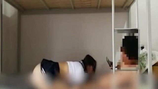 偷拍室友带学妹来房间玩