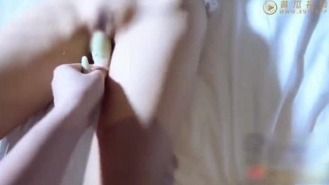 ベッドの上で大人のおもちゃを試してみましたが、とても楽しいようです