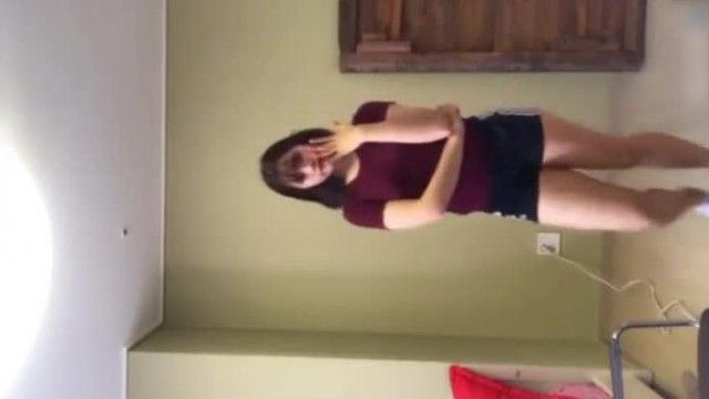 踊って自撮りをする若い女性