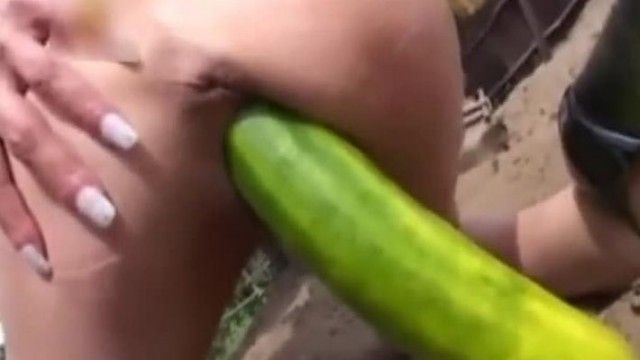 蕩婦騎著巨大的黃瓜在野獸女孩的性愛動作中深喉騎乘馬的雞