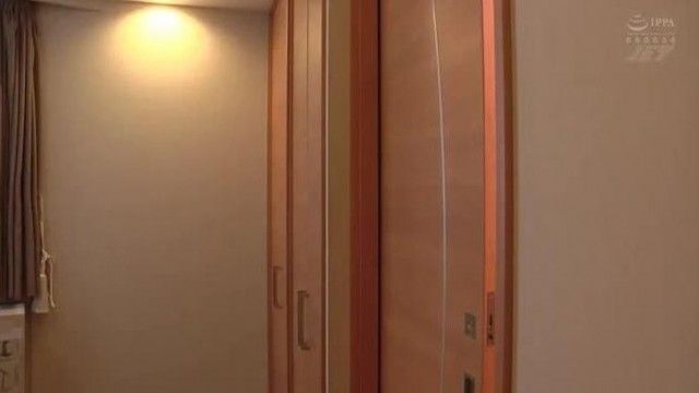 北関東方面への一泊二日の地方出張で会社の経費削減の一環でツインの相部屋で現地泊する事になってしまった女上司と絶倫部下 今井夏帆