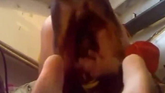 瘋狂的年輕小伙子在她的臥室裡彎腰彎腰，被狗弄砸了