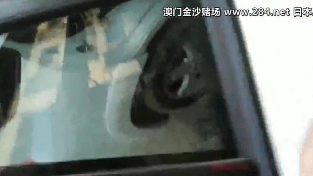 对白搞笑淫荡骚男路边搭讪与老公打架被丢到大马路上的黑丝无内美少妇拉到没人地方激情车震高潮叫的是真爽