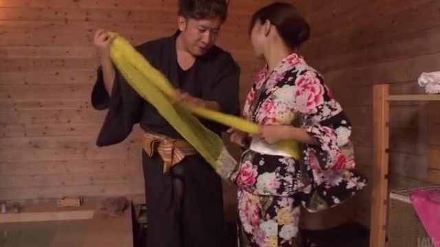 在桑拿浴室与一个美女在加热的Jav 饼