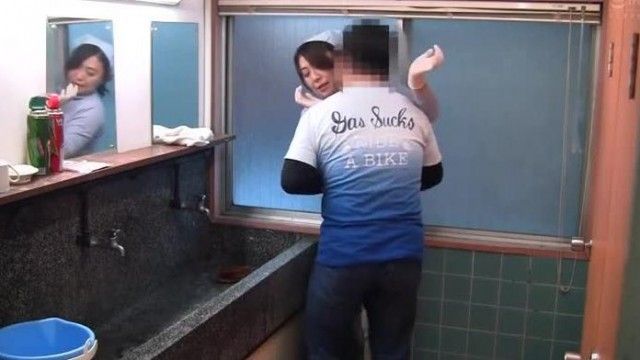 「ダメょぉ～声が出ちゃう～」掃除のおばさんのムチ尻をしつこく触ってみたら… 180分