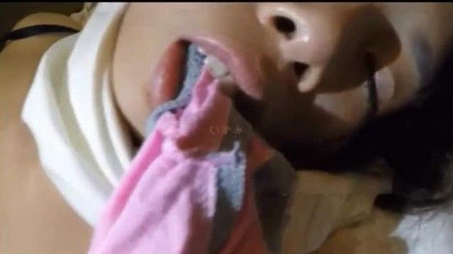 极品长发美女心情不好和朋友在大排档拼酒喝醉被带到酒店轮流换着操