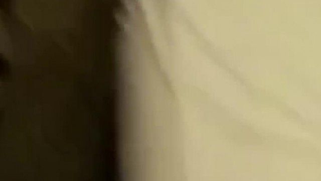 丰满肥臀少妇主播户外勾引个年龄不大的小青年直播打炮