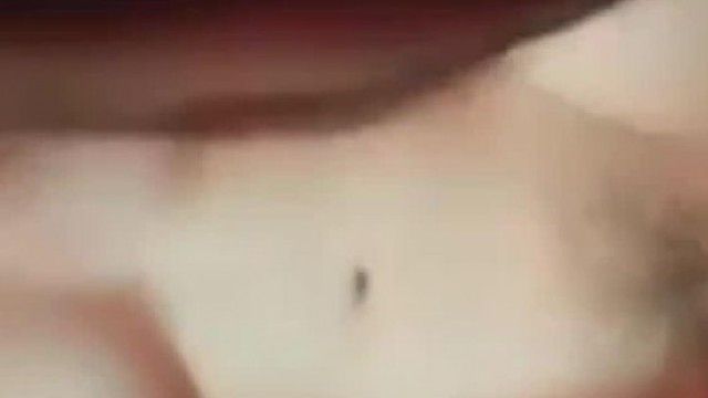 【自慰抠逼】床上慢慢脱掉衣服手指扣逼