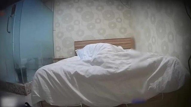 【宾馆偷拍】壮小伙和年轻少妇偷情姿势不少