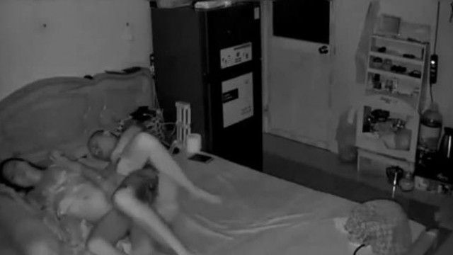 [ホームウェブカメラ] TPの筋肉質の刺青男が真夜中に帰宅し、寝ているガールフレンドとセックスする