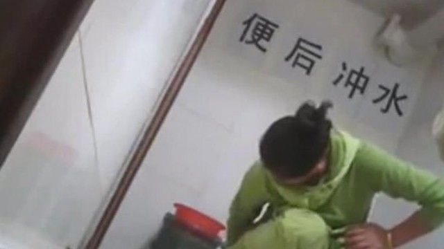 【廁所偷拍】女廁偷拍 抹完還要揉一揉下面