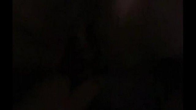 趁妹妹睡觉时偷偷解开紫色内衣用JJ蹭完嘴唇再操穴