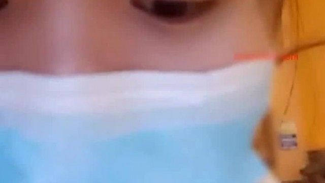 白嫩大眼萌妹温泉直播让人摸奶摸逼，还给别人打飞机这小哥不知道有没有幸福来敲门的感觉