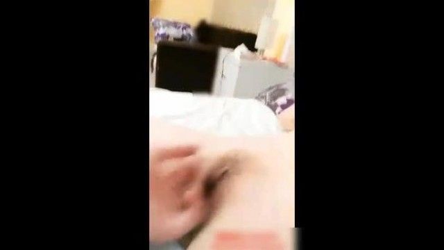 色白でかわいいロリ・レモンは、セックスショーの後半で48歳のゴッドファーザーと一緒に家に現れた。その美しさはとても興奮していて、「パパ、来て、私を犯して、来て！」と叫び続けた。
