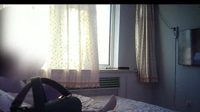 91 三人のビッチ男: ミルク兄弟は友人の妻を犯し、その後彼女の二年生の娘を犯した (1)