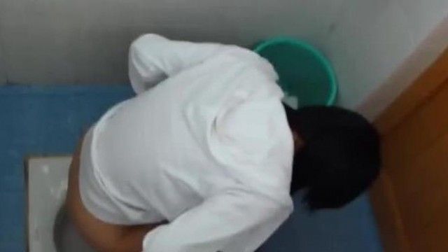 【国内のキチガイトイレ盗撮】国内大学のリアル盗撮シリーズ3 純粋な学生MMさんに密着